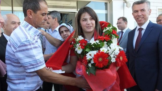Dünya Şampiyonu Habibe, çiçeklerle karşılandı