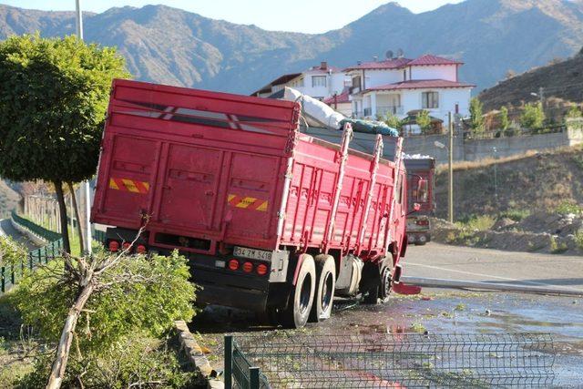 Kamyon ile öğrenci servisi çarpıştı: 3 yaralı