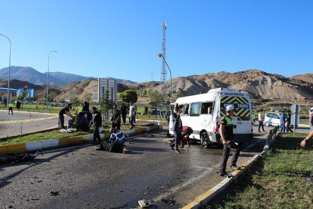 Kamyon ile öğrenci servisi çarpıştı: 3 yaralı