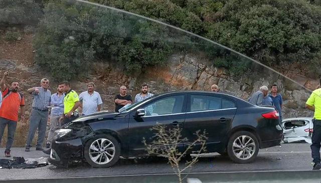 Devrilen traktöre, 2 otomobil çarptı, Antalya- Burdur yolu 1,5 saat kapandı