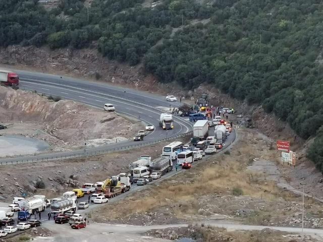 Devrilen traktöre, 2 otomobil çarptı, Antalya- Burdur yolu 1,5 saat kapandı