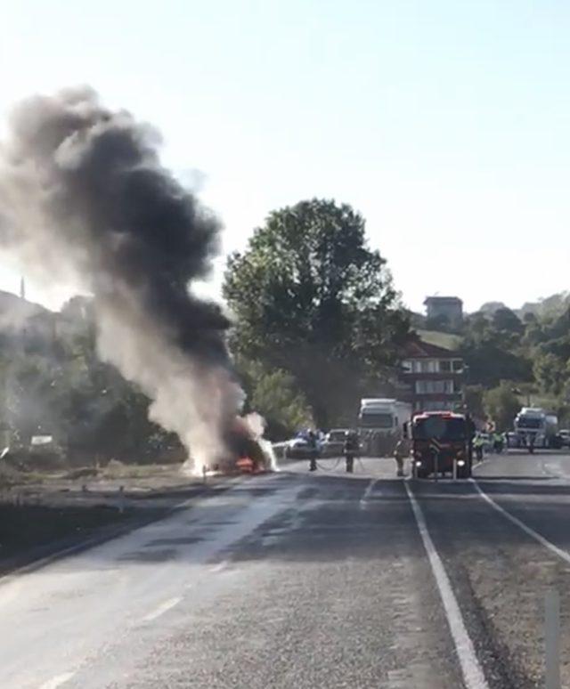 Motoru alev alan otomobil yangın