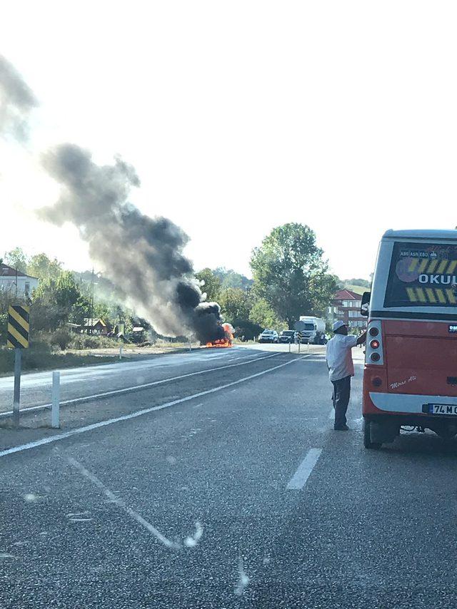 Motoru alev alan otomobil yangın