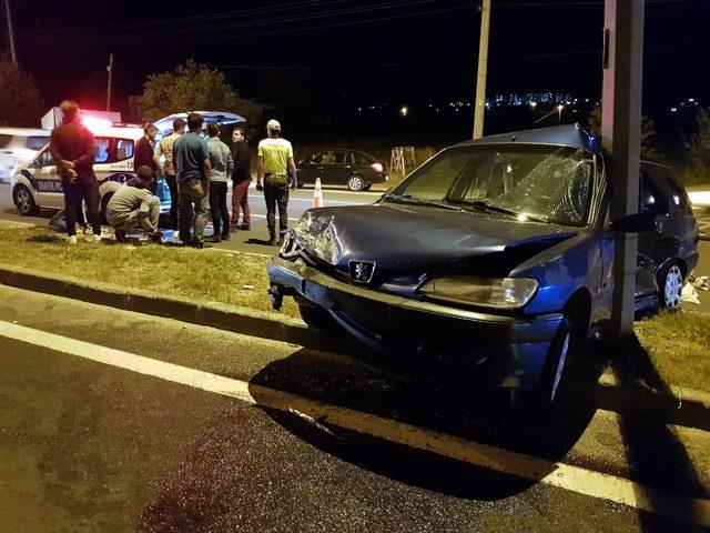 Önce önündeki otomobile, ardından aydınlatma direğine çarptı