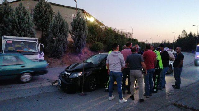 Gebze’de kamyonet otomobille kafa kafaya çarpıştı: 2 yaralı