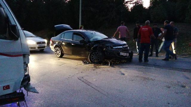 Gebze’de kamyonet otomobille kafa kafaya çarpıştı: 2 yaralı