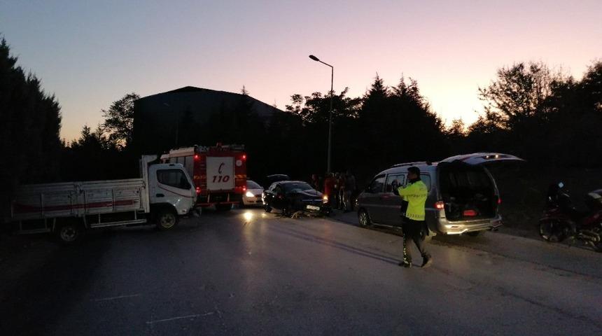 Gebze&rsquo;de kamyonet otomobille kafa kafaya &ccedil;arpıştı: 2 yaralı
