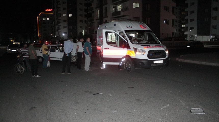 Diyarbakır'da feci kaza! Kaza yapan ambulanstaki görevliler şok geçirdi!