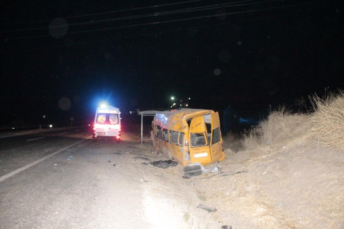 Ka&ccedil;ak g&ouml;&ccedil;menleri taşıyan minib&uuml;s kaza yaptı! &Ouml;l&uuml; ve yaralılar var