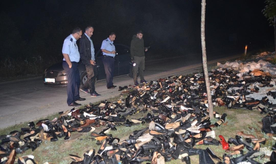 Yol kenarına atılmış ayakkabılar polisi ve zabıta ekiplerini alarma ge&ccedil;irdi