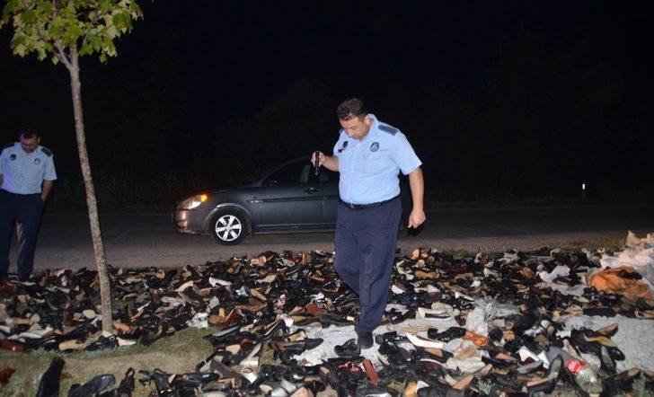 Samsun'da yol kenarına atılmış ayakkabılar ekipleri alarma geçirdi G5