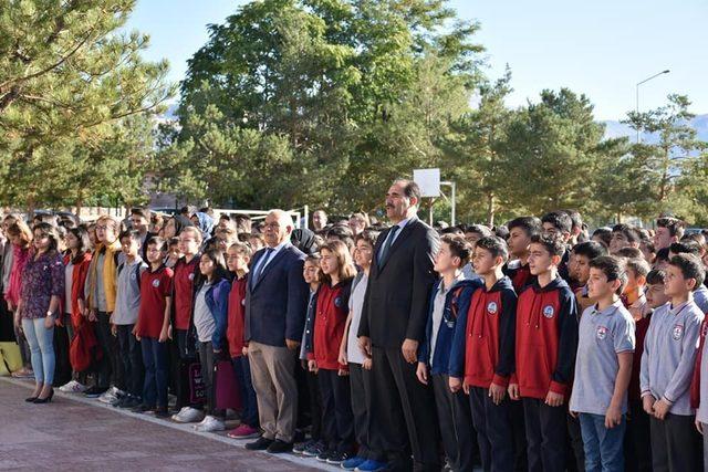 Milli Eğitim M&uuml;d&uuml;r&uuml; Aziz G&uuml;n, &ouml;ğretmen ve &ouml;ğrencileri tebrik etti 1