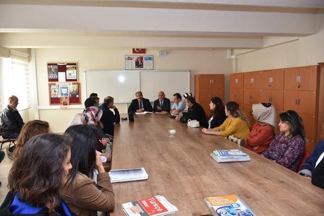 Milli Eğitim M&uuml;d&uuml;r&uuml; Aziz G&uuml;n, &ouml;ğretmen ve &ouml;ğrencileri tebrik etti 2