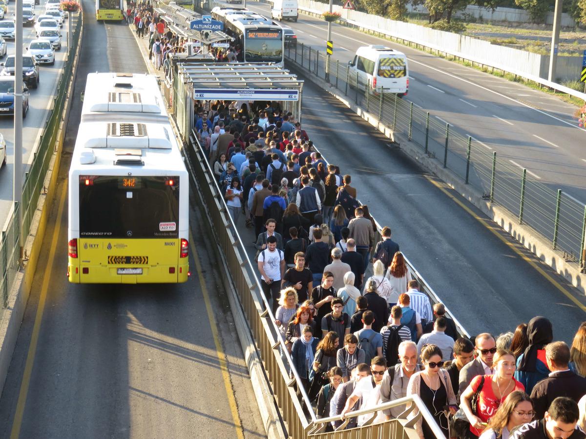 Altunizade metrob&uuml;s durağında aşırı yoğunluk