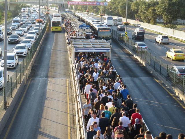 (Havadan fotoğraflarla) Altunizade metrobüs durağında aşırı yoğunluk (1)