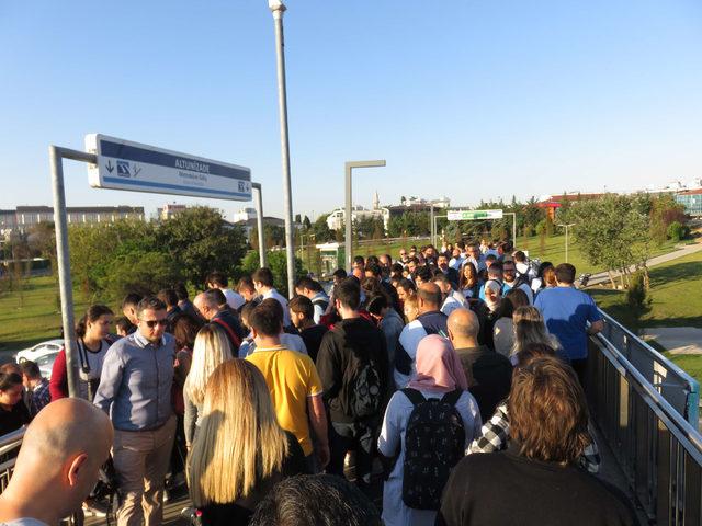 (Havadan fotoğraflarla) Altunizade metrobüs durağında aşırı yoğunluk (1)