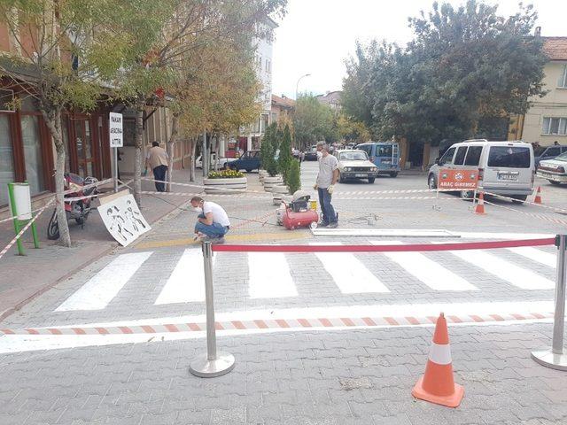 Emet’te yaya geçidi çizgileri yenileniyor