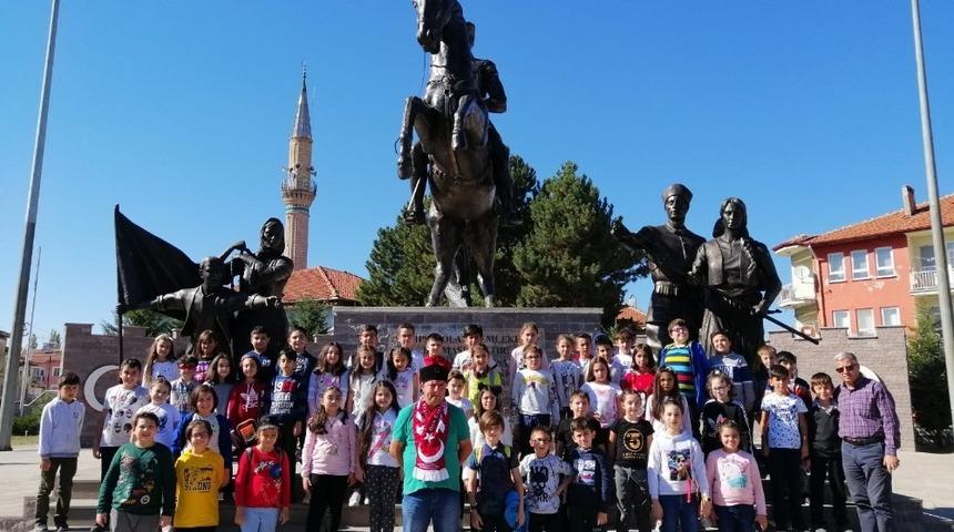 Afyonkarahisarlı &ouml;ğrencilerden Dumlupınar&rsquo;a ziyaret