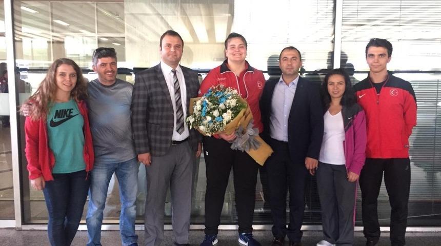 D&uuml;nya &uuml;&ccedil;&uuml;nc&uuml;s&uuml;ne &ccedil;i&ccedil;ekli karşılama