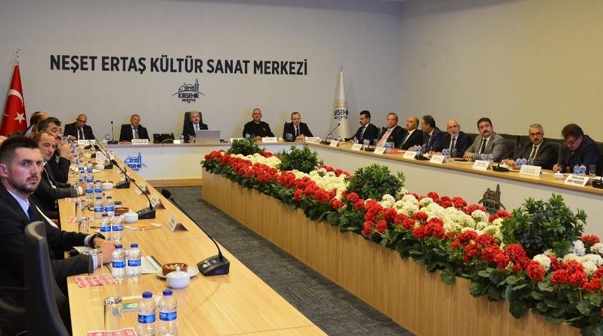 Vali Akın, "Bağımlılık yapan her madde ile t&uuml;m kurumlarımız ile topyekun m&uuml;cadele i&ccedil;indeyiz"