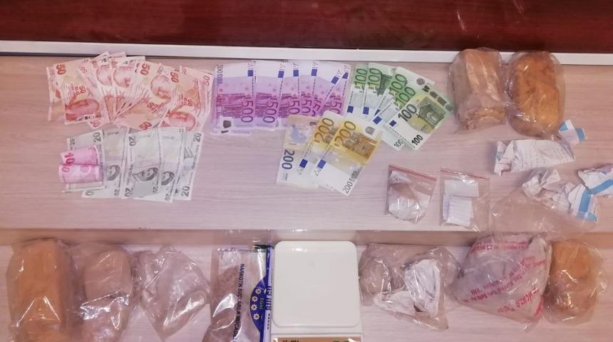 Van&rsquo;da 2 kilo 883 gram eroin ve para ele ge&ccedil;irildi