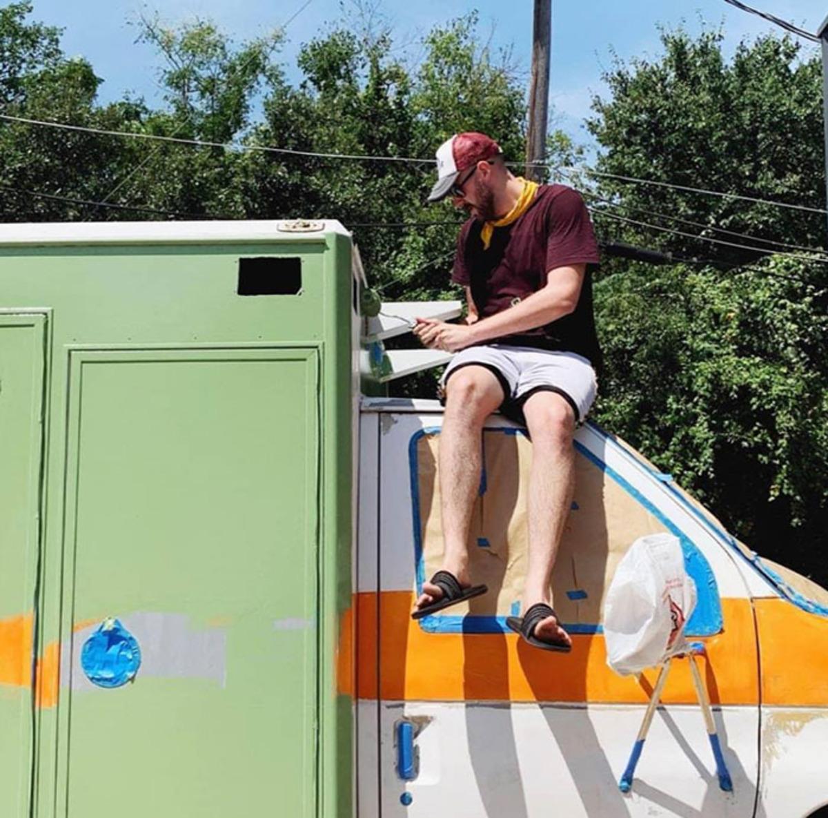 Hayaldi ger&ccedil;ek oldu! Eski ambulansı harika bir eve d&ouml;n&uuml;şt&uuml;rd&uuml;   