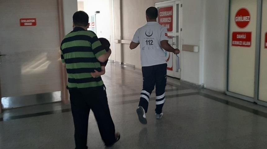 &Uuml;zerine buzdolabı kapağı d&uuml;şen &ccedil;ocuk yaralandı