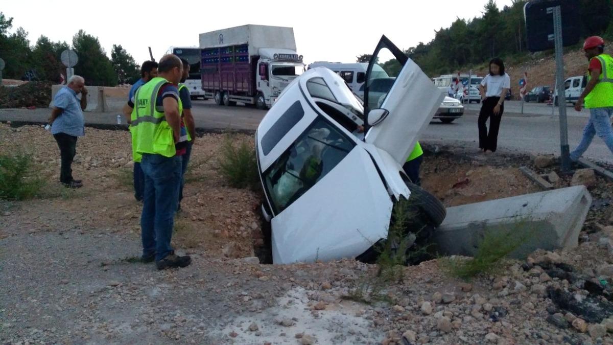 Kaza yapan &Ccedil;inli turistler bol bol fotoğraf &ccedil;ekip eğlendi