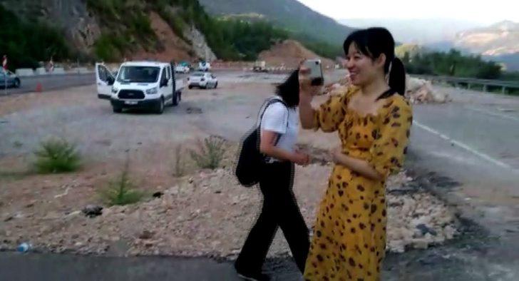 Kaza yapan Çinli turistler bol bol fotoğraf çekip eğlendi G1