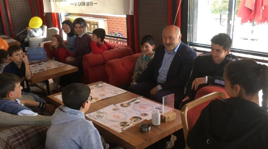 &Ccedil;ocukları oyuncakla sevindirdiler