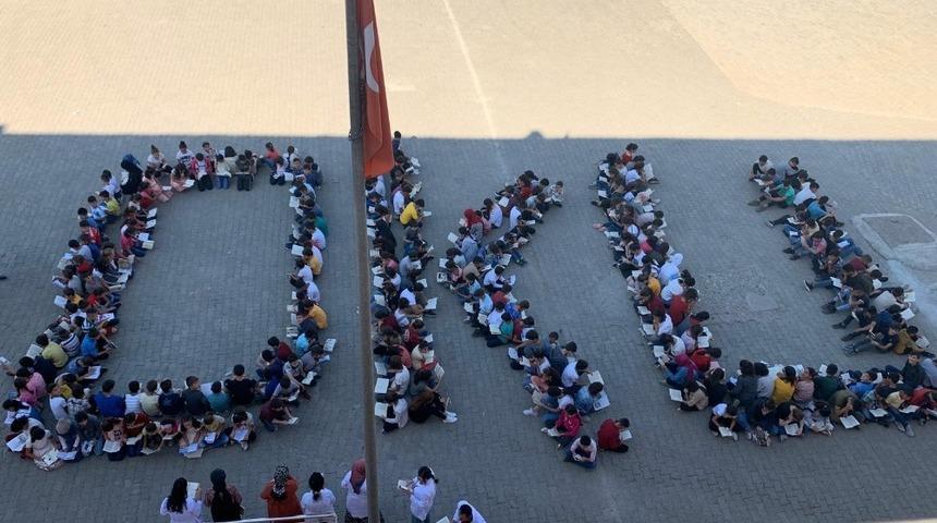 Uludere&rsquo;de &ouml;ğrenci ve &ouml;ğretmenler bah&ccedil;ede kitap okudu