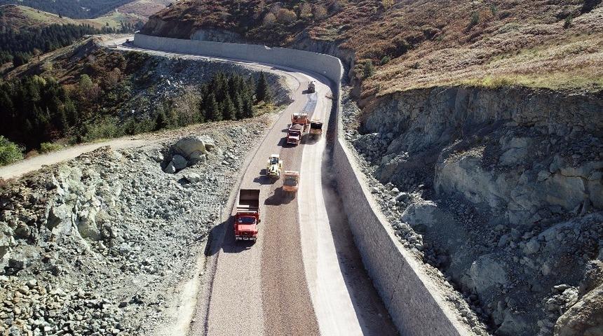 Kabad&uuml;z-&Ccedil;ambaşı kara yolunda asfaltlama &ccedil;alışmaları