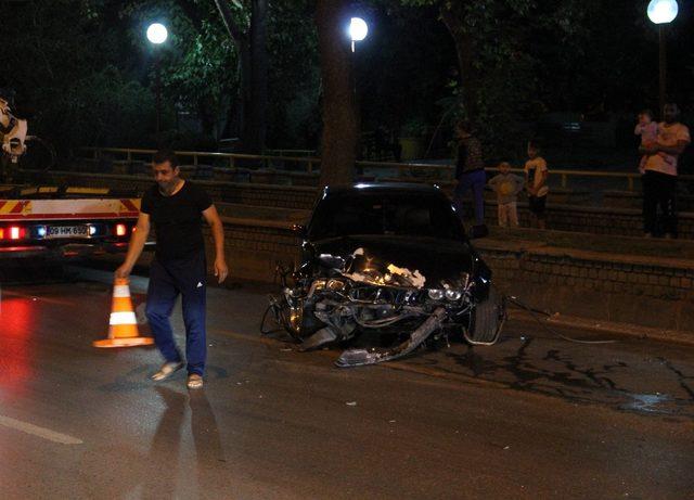 Hurdaya dönen lüks otomobilin sürücüsü çıkmayınca polis soruşturma başlattı