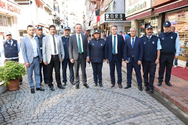 Belediye ve esnaf birlikte kaldırım işgaline son verdi