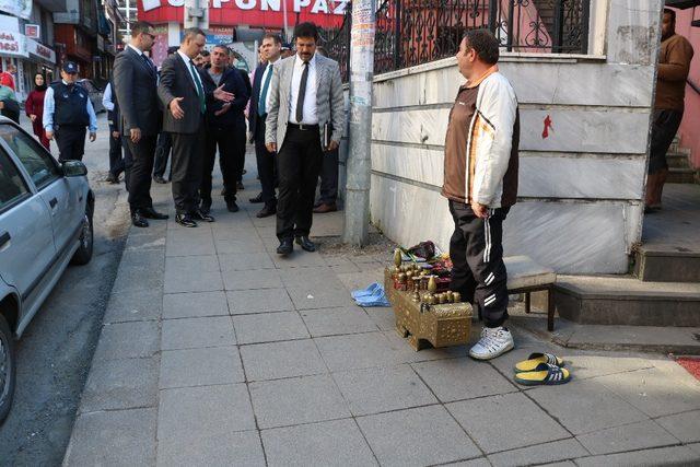 Belediye ve esnaf birlikte kaldırım işgaline son verdi