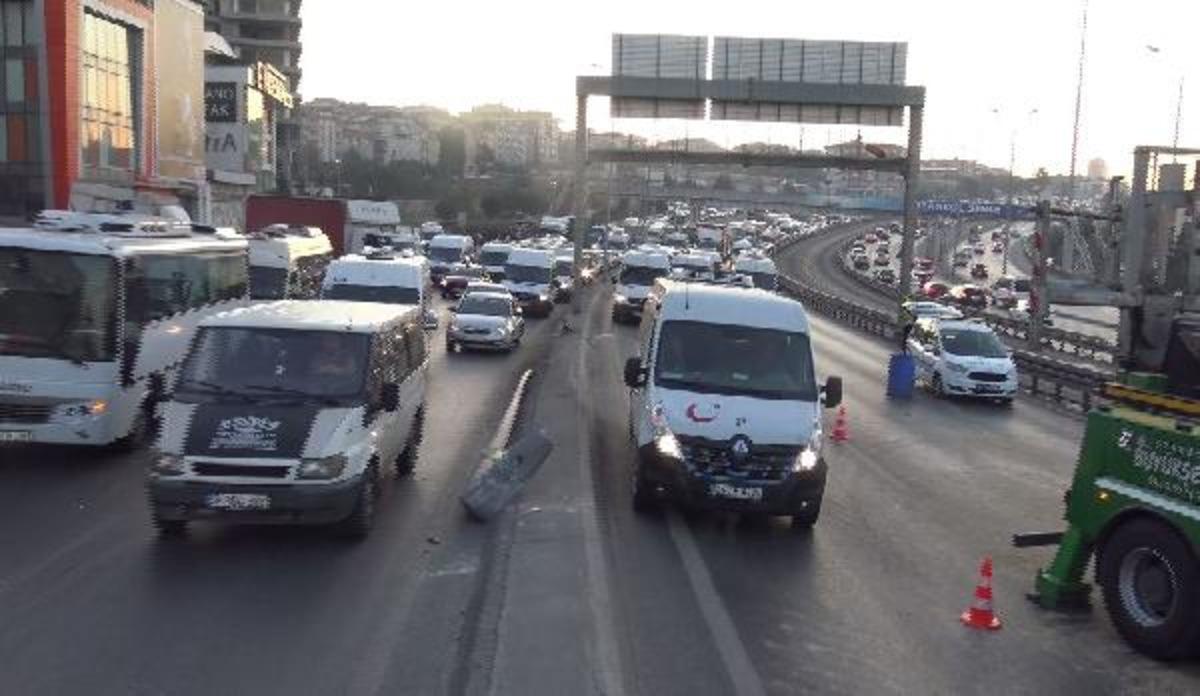 E-5'te sebze y&uuml;kl&uuml; kamyonet devrildi! Trafik fel&ccedil; oldu