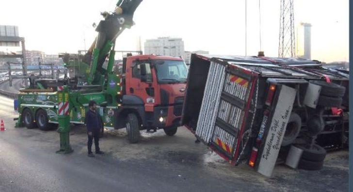 E-5'te sebze yüklü kamyonet devrildi! Trafik felç oldu G1