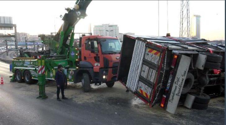 E-5'te sebze yüklü kamyonet devrildi! Trafik felç oldu G2