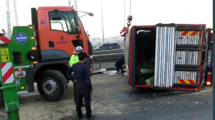 E-5'te sebze yüklü kamyonet devrildi! Trafik felç oldu G3