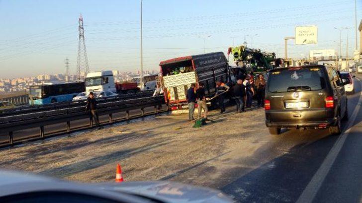 E-5'te sebze yüklü kamyonet devrildi! Trafik felç oldu G4