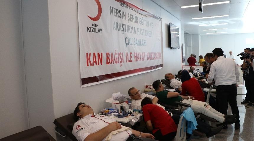 Sağlık çalışanlarından kan bağışı