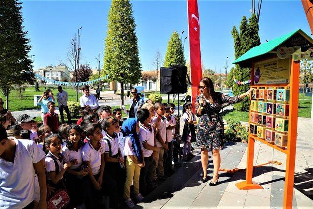 Çocuklar, oyuncak ile haklarını öğrencek