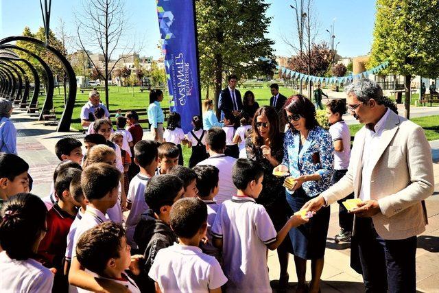 Çocuklar, oyuncak ile haklarını öğrencek