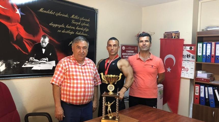 Şampiyon sporculardan &Ccedil;ocuk Komitesi&rsquo;ne ziyaret