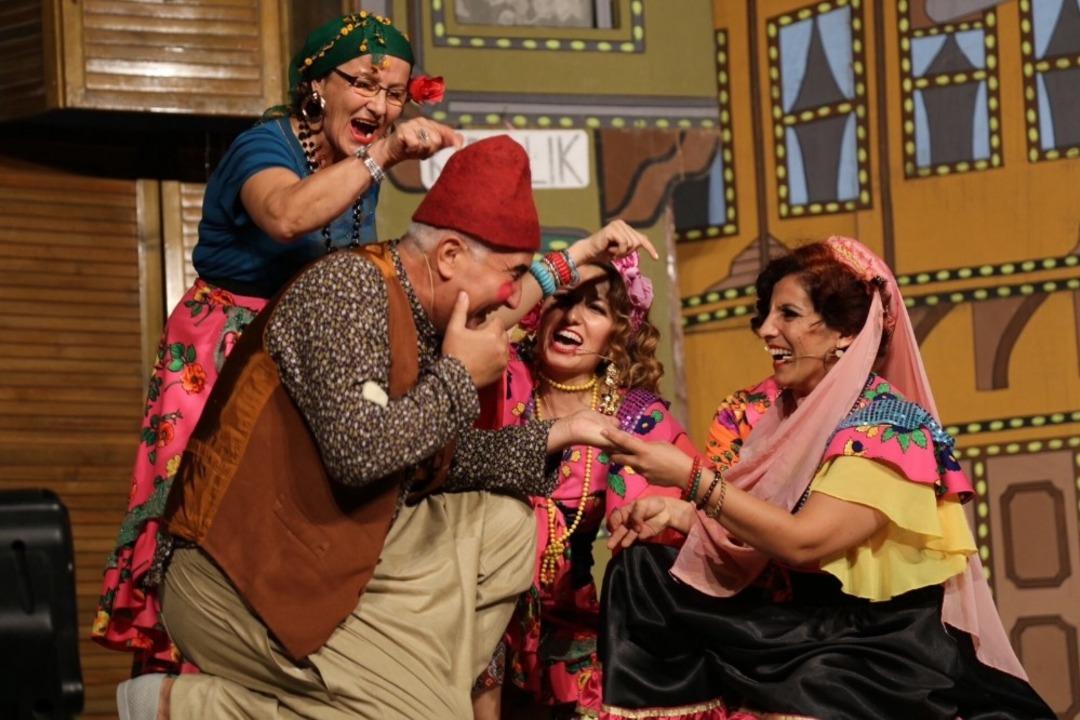 Yeşilk&ouml;y&rsquo;de tiyatro heyecanı