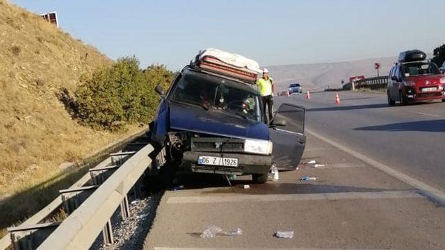 Bariyerlere çarpan otomobildeki kadının ayağı koptu