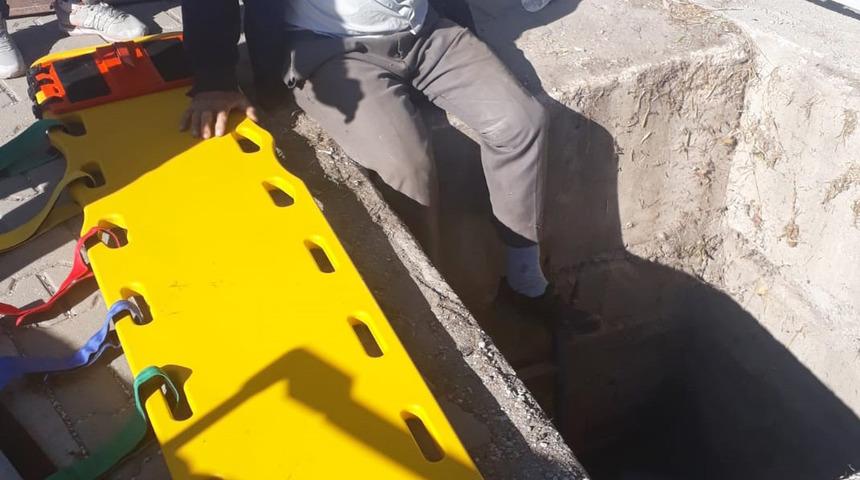 &Uuml;zerine bastığı demir kapak ters d&ouml;nd&uuml;, 2 metrelik kuyuya d&uuml;ş&uuml;p yaralandı