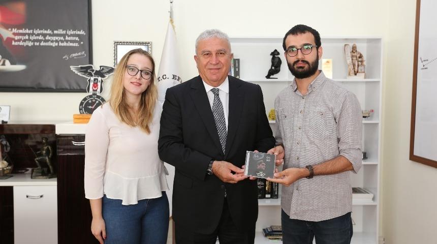 &Ouml;d&uuml;ll&uuml; Belgeselin bir kopyası Başkan Atay&rsquo;a armağan edildi