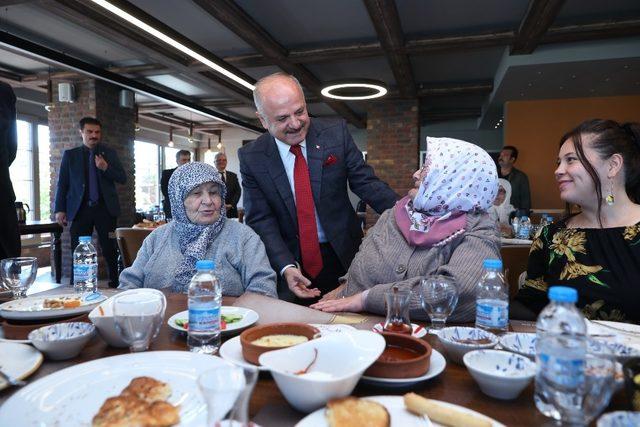 Vali Çakacak’tan huzurevi sakinlerine ziyaret