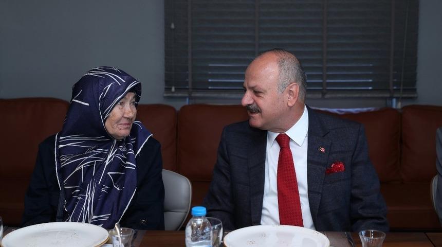 Vali &Ccedil;akacak&rsquo;tan huzurevi sakinlerine ziyaret